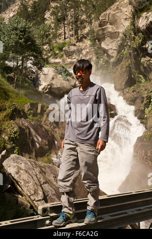 L'Inde, l'Himachal Pradesh, Kinnaur, Spitian Hindustan-Tibet homme se tenait sur le pont routier de l'autoroute à Kassang waterfall Banque D'Images