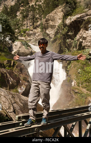 L'Inde, l'Himachal Pradesh, Kinnaur, Spitian Hindustan-Tibet homme se tenait sur le pont routier de l'autoroute à Kassang waterfall Banque D'Images