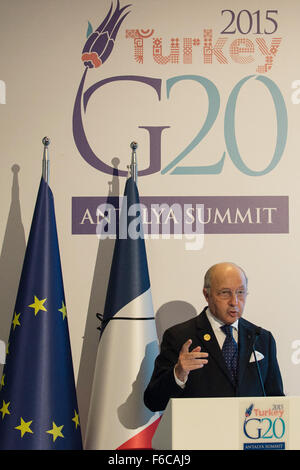 Antalya, Turquie. 16 Nov, 2015. Le ministre français des Affaires étrangères, Laurent Fabius répond au cours d'un point de presse, le Sommet du G20 tenu à Antalya, Turquie, le 16 novembre 2015. © Chaoyue Pan/Xinhua/Alamy Live News Banque D'Images