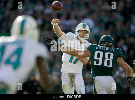 Le 15 novembre 2015 - Philadelphie, PA, États-Unis - Miami Dolphins quart-arrière RYAN SITE TANNEHILL (17) est poussé par Philadelphia Eagles en dehors de secondeur CONNOR BARWIN (98) qu'il complète d'un laissez-passer pour le receveur des Dolphins de Miami JARVIS LANDRY (14) au Lincoln Financial Field à Philadelphie, Pennsylvanie. Battre les dauphins Eagles 20-19. (Crédit Image : © Allen Eyestone/Le Palm Beach Post via Zuma sur le fil) Banque D'Images