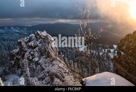 Coucher du soleil dans l'hiver montagne Banque D'Images