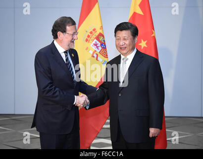 (151116) -- Antalya, 16 novembre 2015 (Xinhua) -- le président chinois Xi Jinping (R) rencontre avec le premier ministre Espagnol Mariano Rajoy à Antalya, Turquie, le 16 novembre 2015. (Xinhua/Zhang Duo)(mcg) Banque D'Images