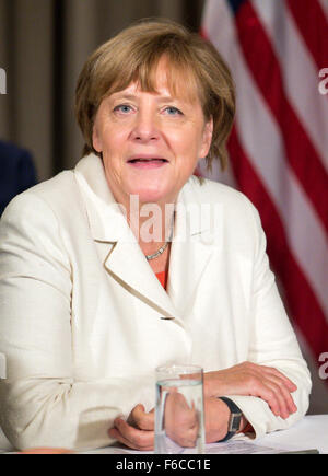 Antaly, Turquie. 16 Nov, 2015. La chancelière allemande, Angela Merkel, avec le Ministre allemand des Finances, Schueble parle lors d'une réunion avec le président américain Barack Obama, britischen le Premier ministre britannique, David Cameron, en français et italien Fanius Ministre étrangère Premier ministre Renzi au cours d'une discussion multilatérale au au Sommet du G20 à Belek, près d'Antaly, Turquie, 16 novembre 2015. Le G20 groupe de 19 pays industrialisés et émergents ainsi que l'UE se réunit sous la présidence de la Turquie du 15 octobre au 16 octobre 2015. PHOTO : Bernd VON JUTRCZENKA/dpa/Alamy Live News Banque D'Images