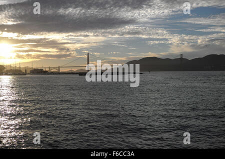 Coucher du soleil spectaculaire sur le Golden Gate Bridge, San Francisco, California, USA Banque D'Images