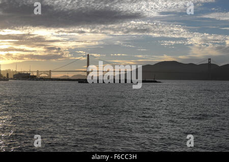 Coucher du soleil spectaculaire sur le Golden Gate Bridge, San Francisco, California, USA Banque D'Images