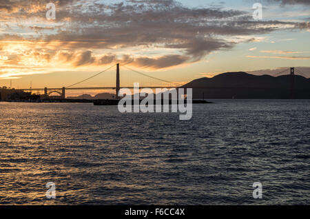 Coucher du soleil spectaculaire sur le Golden Gate Bridge, San Francisco, California, USA Banque D'Images