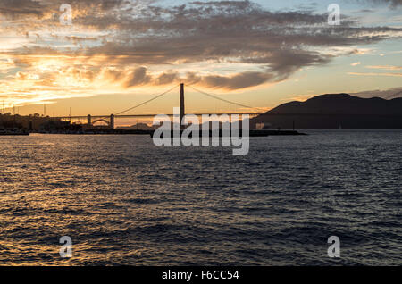 Coucher du soleil spectaculaire sur le Golden Gate Bridge, San Francisco, California, USA Banque D'Images