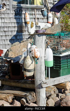 Des engins de pêche, inc. des casiers à homard et les pièges, sur le pont du ruisseau Otter Aid Society fish house, loutre Cove, Mt. Désert, dans le Maine. Banque D'Images