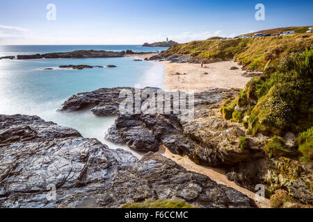 Les vagues déferlent sur les rochers au Godrevy Point, à l'extérieur, vers le phare sur l'île de Godrevy, Cornwall, Angleterre Banque D'Images