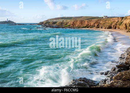 Les vagues déferlent sur les rochers au Godrevy Point, à l'extérieur, vers le phare sur l'île de Godrevy, Cornwall, Angleterre Banque D'Images