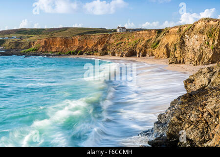 Les vagues déferlent sur les rochers au Godrevy Point, à l'extérieur, vers le phare sur l'île de Godrevy, Cornwall, Angleterre Banque D'Images