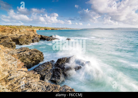Les vagues déferlent sur les rochers au point de Godrevy, Cornwall, Angleterre, Royaume-Uni, Europe. Banque D'Images