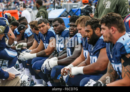 Nashville, Tennessee, USA. 15 Nov, 2015. La ligne offensive des Tennessee Titans prend une pause dans un match contre les Panthers de la Caroline le 15 novembre 2015, chez Nissan Stadium à Nashville, Tennessee. Les Panthère défait les Titans 27-10. Margaret Bowles/CSM/Alamy Live News Banque D'Images