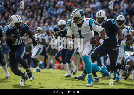 Nashville, Tennessee, USA. 15 Nov, 2015. Quarterback Carolina Panthers Cam Newton # 1 s'exécute pour la première vers le bas dans un match contre les Tennessee Titans le 15 novembre 2015, chez Nissan Stadium à Nashville, Tennessee. Les Panthère défait les Titans 27-10. Margaret Bowles/CSM/Alamy Live News Banque D'Images