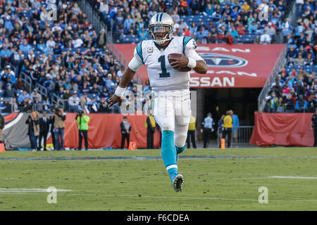 Nashville, Tennessee, USA. 15 Nov, 2015. Quarterback Carolina Panthers Cam Newton # 1 s'exécute pour la première vers le bas dans un match contre les Tennessee Titans le 15 novembre 2015, chez Nissan Stadium à Nashville, Tennessee. Les Panthère défait les Titans 27-10. Margaret Bowles/CSM/Alamy Live News Banque D'Images