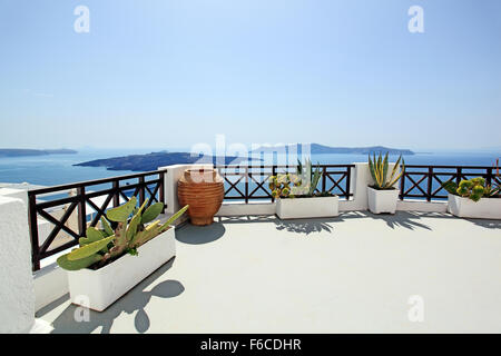 Patio donnant sur la mer Égée, la ville de Fira, Santorini Island, Grèce Banque D'Images