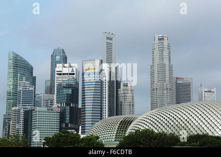 Gratte-ciel dans le Central Business District (CBD) à Singapour. Les gratte-ciel chambre les banques et institutions financières. Banque D'Images