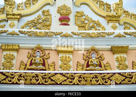 SAGAING, Myanmar — debout sur une colline à Sagaing, la pagode OoHminThoneSel présente une longue alcôve incurvée bordée de dizaines de statues du Bouddha. Après de récentes rénovations et améliorations en cours rendues possibles par des donateurs, la pagode est richement décorée avec des mosaïques de carreaux colorés et de la peinture fraîche et brillante. Banque D'Images