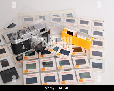 Zorki russe ancien 35mm film appareil d'une pile de vieux Kodachrome ou des transparents a déposé dans les manchons Banque D'Images