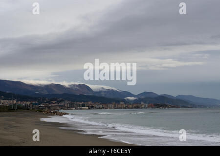 La côte de la mer à l'automne avec des montagnes en arrière-plan Banque D'Images