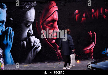 Prague, République tchèque. 16 Nov, 2015. L'artiste kazakh appelé ChemiS a fait un graffiti de l'honneur des victimes de la Paris Les attentats terroristes, dans le centre de Prague, en République tchèque, le 16 novembre 2015. © Roman Vondrous/CTK Photo/Alamy Live News Banque D'Images