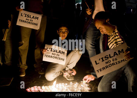 Barcelone, Catalogne, Espagne. 16 Nov, 2015. À Barcelone, Espagne, plusieurs organisations musulmanes se sont réunis pour rendre hommage aux victimes des attaques terroristes de Paris avec des bannières que lire l'Islam n'est pas le terrorisme, le 16 novembre, 2015. © Jordi Boixareu/ZUMA/Alamy Fil Live News Banque D'Images