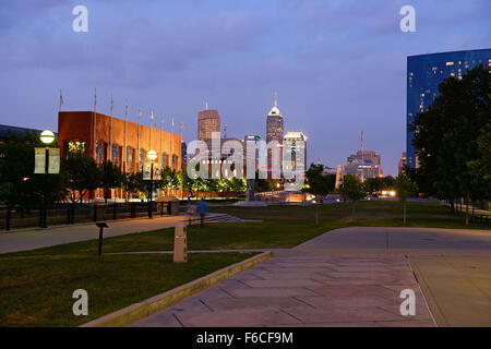 Vue du centre-ville d'Indianapolis dans l'Indiana au crépuscule Banque D'Images