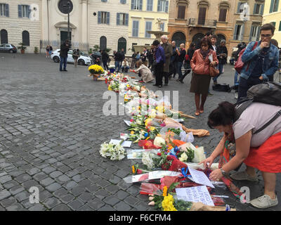 Rome, Italie - 14 novembre 2015 : Des fleurs devant l'ambassade de France à Rome en mémoire des victimes des attaques terroristes à Paris Crédit : Valerio Rosati/Alamy Live News Banque D'Images