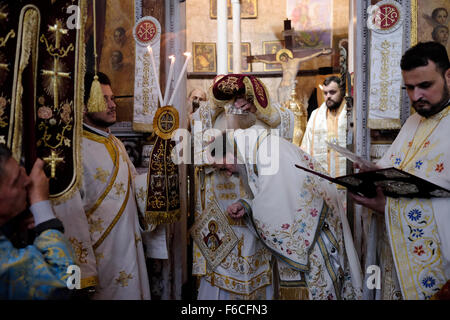 Patriarche orthodoxe grec de Jérusalem Theophilos III prenant part à une messe à St George Church dans la ville de Lod lors d'une fête à commémore la présentation de la demeure du grand martyr Saint Georges à Lod, Israël Banque D'Images