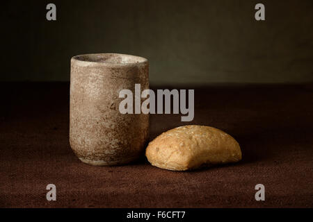 Coupe de vin et du pain sur la table avec un chiffon Banque D'Images