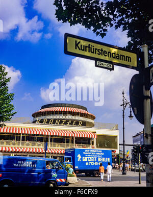 Août 1986, Blue lorries en face de Cafe Kranzler et panneau de rue sur l'avenue Kurfürstendamm, Berlin, Allemagne, Europe Banque D'Images