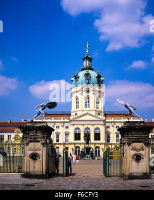 Entrée principale du Palais de Charlottenburg, 17e siècle, Berlin, Allemagne Banque D'Images