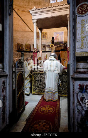 Patriarche orthodoxe grec de Jérusalem Theophilos III prenant part à une messe à St George Church dans la ville de Lod lors d'une fête à commémore la présentation de la demeure du grand martyr Saint Georges à Lod, Israël Banque D'Images