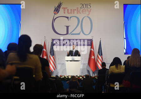 Antalya, Turquie. 16 Nov, 2015. Le président des États-Unis, Barack Obama, traite d'une conférence de presse à l'issue du sommet du G20 à Antalya, Turquie, le 16 novembre 2015. Barack Obama a dit ici le lundi que Washington est le partage des renseignements et des informations plus rapidement avec la France à la suite d'attaques de terreur de Paris, mais il a refusé d'engager plus de troupes américaines pour lutter contre l'Etat islamique (est) du groupe. © Il Canling/Xinhua/Alamy Live News Banque D'Images