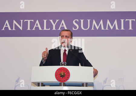 Antalya, Turquie. 16 Nov, 2015. Le Président turc, Recep Tayyip Erdogan, prend la parole à une conférence de presse à l'issue du sommet du G20 à Antalya, Turquie, le 16 novembre 2015. © Il Canling/Xinhua/Alamy Live News Banque D'Images