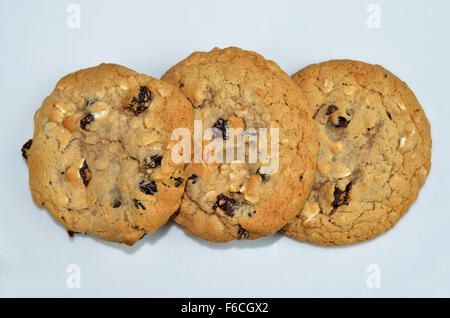 Delicious chewy cookies à l'avoine et aux raisins faits maison. Délicieux en-cas sains et nutritifs. Passe-temps amusant de faire des biscuits. Banque D'Images