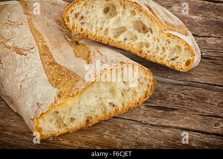 Ciabatta au four, pain italien sur table en bois Banque D'Images