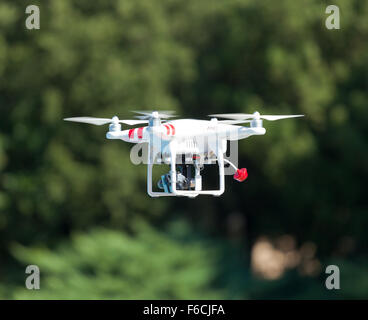 Drone quadcopter blanc, avec le petit caméscope. Banque D'Images