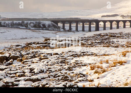 Ribblehead viaduc dans la neige, avec lapiez en premier plan Banque D'Images