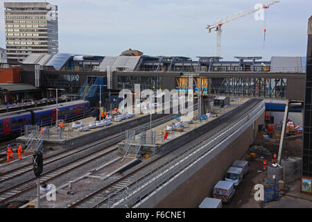 Grand chantier de travail avec un peu partout dans les deux haut et bas vers le bas avec des pistes encore ouvertes pour les trains. Banque D'Images