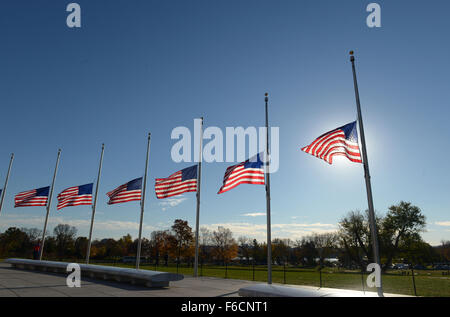 Washington, DC, USA. 16 Nov, 2015. Position des drapeaux américains en berne au Monument de Washington à Washington, DC, États-Unis, le 16 novembre 2015. Le président des États-Unis, Barack Obama, a ordonné dimanche que les drapeaux seront mis en personnel sur les immeubles fédéraux partout au pays jusqu'à 19 novembre pour rendre hommage aux victimes des attaques terroristes de Paris. Credit : Yin Bogu/Xinhua/Alamy Live News Banque D'Images