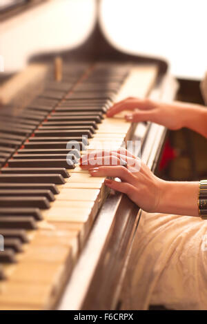 Jeune femme jouant du piano. Mains vue rapprochée. Banque D'Images