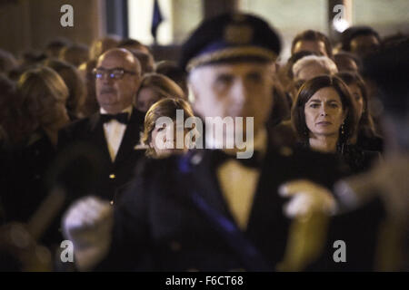 16 novembre 2015 - L'Europe, Italie, Rome, novembre 2015, 16:place Montecitorio, en la présence du président de la chambre Laura Boldrini, l'ambassadeur français, Catherine Colonna et les représentants des groupes parlementaires, le groupe interforce effectue l'hymne de la France, l'Italie et l'hymne de l'Europe comme un signe de proximité avec le peuple français © Danilo Balducci/ZUMA/Alamy Fil Live News Banque D'Images