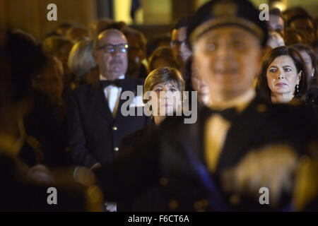 16 novembre 2015 - L'Europe, Italie, Rome, novembre 2015, 16:place Montecitorio, en la présence du président de la chambre Laura Boldrini, l'ambassadeur français, Catherine Colonna et les représentants des groupes parlementaires, le groupe interforce effectue l'hymne de la France, l'Italie et l'hymne de l'Europe comme un signe de proximité avec le peuple français © Danilo Balducci/ZUMA/Alamy Fil Live News Banque D'Images