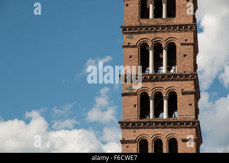 Clocher de la basilique dei Santi Giovanni e Paolo à Rome, Italie Banque D'Images