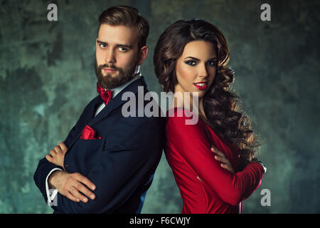 Jeune couple élégant portrait en tenue de soirée. Épaule contre épaule. Banque D'Images