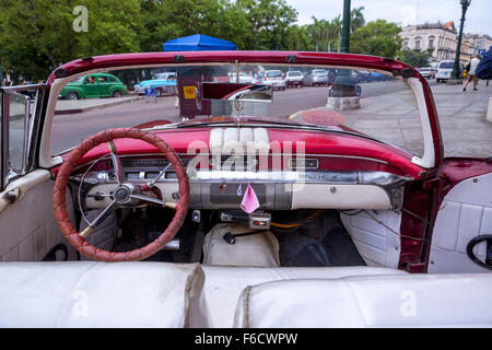 Tableau de bord d'une vieille Buick, red vintage car cabriolet dans les rues, les vieux American road cruiser dans les rues de La Havane Banque D'Images