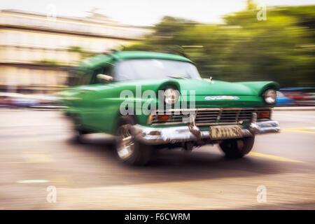 Vitesse, flou, voyageant ancienne vintage vert dans les rues, les vieux American road cruiser dans les rues de La Havane, Taxi, Banque D'Images