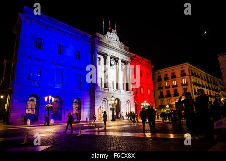 Barcelone, Espagne. 16 Nov, 2015. L'hôtel de ville de Barcelone est allumé en couleurs français à la mémoire des victimes des attaques terroristes de Paris Crédit : matthi/Alamy Live News Banque D'Images