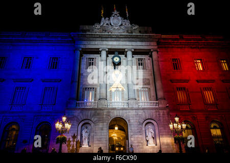 Barcelone, Espagne. 16 Nov, 2015. L'hôtel de ville de Barcelone est allumé en couleurs français à la mémoire des victimes des attaques terroristes de Paris Crédit : matthi/Alamy Live News Banque D'Images